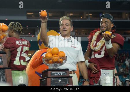 PHOTO** l'entraîneur de football de l'Alabama Nick Saban a pris sa retraite. MIAMI GARDENS, FL - 29 DÉCEMBRE : l'entraîneur-chef de l'Alabama Crimson Tide Nick Saban se tient à côté du trophée et lance des oranges à la foule après que les Alabama Roll Tide ont battu Oklahoma Sooners lors du match de demi-finale des Playoff College football au Capital One Orange Bowl le 29 décembre, 2018 au Hard Rock Stadium de Miami Gardens, Floride. Crédit : mpi04/MediaPunch Banque D'Images