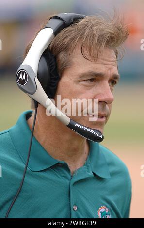 PHOTO** l'entraîneur de football de l'Alabama Nick Saban a pris sa retraite. Coach principal de Miami Nick Saban photographié lors de In a Miami Dolphins vs Buffalo Bills au Dolphin Stadium à Miami FL, le 17 septembre 2006. Crédit : mpi04/MediaPunch Banque D'Images