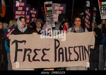 Westminster, Londres, Royaume-Uni. 10 janvier 2024. Une manifestation pour la Palestine libre a eu lieu devant le Parlement ce soir. Les manifestants ont défendu la Palestine libre et défendu notre droit de boycotter les bannières. Crédit : Maureen McLean/Alamy Live News Banque D'Images