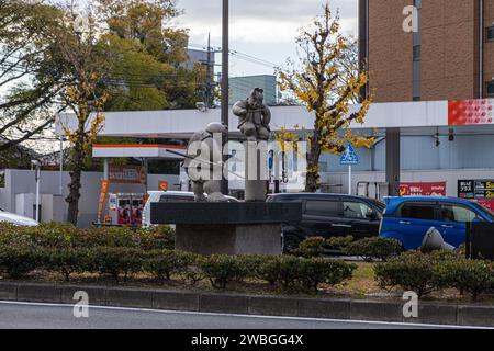 Kyoto, JAPON - décembre 21 2021 : célèbre statue d'Ushiwakamaru et Benkei près du pont Gojo vue par temps nuageux. Banque D'Images