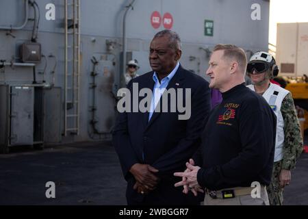 Le secrétaire américain à la Défense Lloyd J. Austin III, au centre, s’entretient avec le capitaine Rick Burgess, commandant du plus grand porte-avions du monde USS Gerald R. Ford (CVN 78), sur le pont d’envol lors d’une visite prévue, le 20 décembre 2023. Le Gerald R. Ford Carrier Strike Group opère actuellement en Méditerranée. Les États-Unis maintiennent des forces avancées déployées, prêtes et postées pour dissuader les agressions et soutenir la sécurité et la stabilité dans le monde entier. (Photo de l'US Navy par le matelot Tajh Payne, spécialiste des communications de masse) Banque D'Images