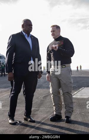 Le secrétaire américain à la Défense Lloyd J. Austin III, à gauche, s’entretient avec le capitaine Rick Burgess, commandant du plus grand porte-avions du monde USS Gerald R. Ford (CVN 78), sur le pont d’envol lors d’une visite prévue, le 20 décembre 2023. Le Gerald R. Ford Carrier Strike Group opère actuellement en Méditerranée. Les États-Unis maintiennent des forces avancées déployées, prêtes et postées pour dissuader les agressions et soutenir la sécurité et la stabilité dans le monde entier. (Photo de l'US Navy par le matelot Tajh Payne, spécialiste des communications de masse) Banque D'Images