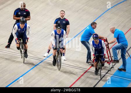 Apeldoorn, pays-Bas. 10 janvier 2024. APELDOORN, PAYS-BAS - 10 JANVIER : Rayan Helal de France, Sebastien Vigier de France et Florian Grengbo de France en compétition dans le premier tour de sprint par équipe masculin au jour 1 des Championnats d'Europe UEC Track Elite 2024 à Omnisport le 10 janvier 2024 à Apeldoorn, pays-Bas. (Photo de Rene Nijhuis/Agence BSR) crédit : Agence BSR/Alamy Live News Banque D'Images