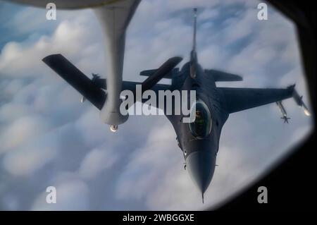 Un F-16 Fighting Falcon de la 31st Fighter Wing, Aviano Air base, Italie, approche d'un KC-135 Stratotanker de la 100th Air Favering Wing, Royal Air Force Mildenhall, Angleterre, pour recevoir du carburant au-dessus de la Bosnie, le 8 janvier 2024. La formation bilatérale est un exemple de coopération militaire avancée qui contribue à la paix et à la sécurité dans les Balkans occidentaux et dans toute l'Europe. (Photo de l'US Air Force par l'aviateur principal Viviam Chiu) Banque D'Images