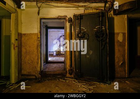 Vieux bunker soviétique sale abandonné, écho de la Guerre froide. Banque D'Images