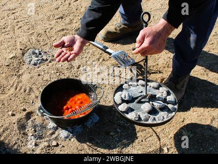 Outdoor Dutch Oven Cooking in the Arizona Desert - cuisine extérieure en fonte Banque D'Images