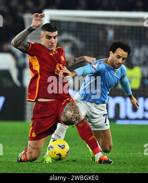 Rome, Italie. 10 janvier 2024. Gianluca Mancini (à gauche) de Roma défie Felipe Anderson de Lazio lors du match de football de quart de finale de la coupe d'Italie entre Lazio et Roma à Rome, Italie, le 10 janvier 2024. Crédit : Augusto Casasoli/Xinhua/Alamy Live News Banque D'Images