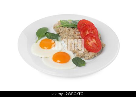 Délicieux flocons d'avoine bouillis avec des œufs au plat, tomate et basilic isolé sur blanc Banque D'Images