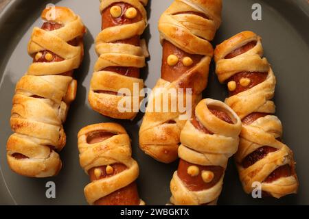 Mignonnes momies de saucisse sur l'assiette, gros plan. Repas de fête d'Halloween Banque D'Images