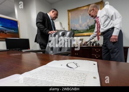 Une lettre d'un étudiant est vue lors d'une réunion avec l'administrateur de la NASA Bill Nelson Meets et le secrétaire à l'éducation Miguel Cardona, avant une cérémonie de signature de protocole d'entente, le mercredi 24 mai 2023, au siège de la NASA Mary W. Jackson à Washington. Le protocole d'entente de la NASA et du ministère de l'éducation vise à renforcer la collaboration entre les deux agences, y compris les efforts qui font progresser l'éducation STEM à travers le pays. Crédit photo : (NASA/Keegan Barber) Banque D'Images