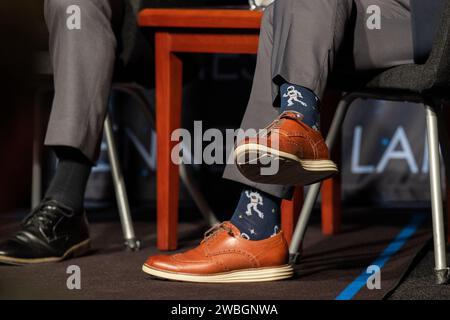 Les chaussettes sur le thème de l'astronaute de l'administrateur associé de la NASA Bob Cabana sont vues lors d'un hôtel de ville Moon to Mars, jeudi 18 mai 2023, au siège de la NASA Mary W. Jackson à Washington. Crédit photo : (NASA/Keegan Barber) Banque D'Images