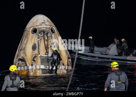 Les équipes de soutien travaillent autour du vaisseau spatial SpaceX Dragon Endurance peu après son atterrissage avec les astronautes de la NASA Nicole Mann et Josh Cassada, l'astronaute de l'Agence japonaise d'exploration aérospatiale (JAXA) Koichi Wakata, et la cosmonaute Roscosmos Anna Kikina à bord dans le golfe du Mexique au large de Tampa, en Floride, le samedi 11 mars 2023. Mann, Cassada, Wakata et Kikina reviennent après 157 jours dans l’espace dans le cadre de l’expédition 68 à bord de la Station spatiale internationale. Crédit photo : (NASA/Keegan Barber). Banque D'Images