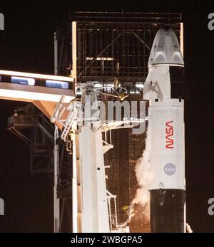 Une fusée SpaceX Falcon 9 transportant le vaisseau spatial Dragon de la société est lancée sur la mission SpaceX Crew-7 de la NASA vers la Station spatiale internationale avec l'astronaute de la NASA Jasmin Moghbeli, l'astronaute de l'ESA (Agence spatiale européenne) Andreas Mogensen, l'astronaute Satoshi Furukawa, l'astronaute de l'Agence japonaise d'exploration aérospatiale (JAXA), et le cosmonaute Roscosmos Konstantin Borisov à bord, samedi 26 août 2023, au Kennedy Space Center de la NASA en Floride. La mission SpaceX Crew-7 de la NASA est la septième mission de rotation d’équipage du vaisseau spatial SpaceX Dragon et de la fusée Falcon 9 à destination de la Station spatiale internationale dans le cadre de l’agen Banque D'Images