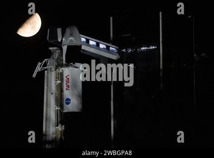 La Lune et l'étoile Antares sont vues dans le ciel au-dessus d'une fusée SpaceX Falcon 9 avec le vaisseau spatial Dragon de la société sur le dessus est vue sur la rampe de lancement au Launch Complex 39a, jeudi 24 août 2023, au Kennedy Space Center de la NASA en Floride. La mission SpaceX Crew-7 de la NASA est la septième mission de rotation d’équipage du vaisseau spatial SpaceX Crew Dragon et de la fusée Falcon 9 à destination de la Station spatiale internationale dans le cadre du programme commercial Crew de l’agence. Astronaute de la NASA Jasmin Moghbeli, astronaute de l'ESA (Agence spatiale européenne) Andreas Mogensen, astronaute de l'Agence japonaise d'exploration aérospatiale (JAXA) Satoshi fur Banque D'Images