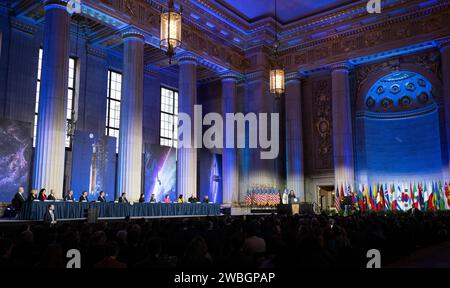 La vice-présidente Kamala Harris prononce une allocution lors de la troisième réunion du Conseil national de l'espace, le mercredi 20 décembre 2023, à l'auditorium Andrew W. Mellon à Washington. Présidé par la Vice-Présidente Kamala Harris, le rôle du conseil est de conseiller le Président en matière de politique et de stratégie spatiales nationales, et de veiller à ce que les États-Unis tirent parti des opportunités offertes par les activités spatiales du pays. Crédit photo : (NASA/Joel Kowsky) Banque D'Images