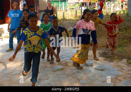 Écoliers jouant à l'heure de la pause, Beng Mealea, Cambodge. Banque D'Images