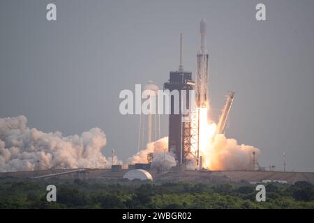 Une fusée SpaceX Falcon Heavy avec le vaisseau psyché à bord est lancée depuis le Launch Complex 39a, vendredi 13 octobre 2023, au Kennedy Space Center de la NASA en Floride. La sonde psyché de la NASA se rendra sur un astéroïde riche en métaux du même nom en orbite autour du Soleil entre Mars et Jupiter pour étudier sa composition. Le vaisseau spatial transporte également la démonstration de la technologie des communications optiques dans l'espace profond de l'agence, qui testera les communications laser au-delà de la Lune. Crédit photo : (NASA/Aubrey Gemignani) Banque D'Images