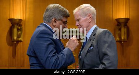 Le directeur de la National Science Foundation, Sethuraman Panchanathan, à gauche, et l’administrateur de la NASA, Bill Nelson, discutent à la conclusion de l’audience budgétaire du sous-comité Commerce, Justice, Science, and Related Agencies du Sénat, mardi 18 avril 2023, au Dirksen Senate Office Building à Washington. Crédit photo : (NASA/Bill Ingalls) Banque D'Images