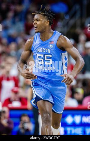 Raleigh, Caroline du Nord, États-Unis. 10 janvier 2024. L'attaquant Harrison Ingram (55) célèbre contre le NC State Wolfpack dans le match de basket-ball ACC au PNC Arena de Raleigh, NC. (Scott Kinser/CSM). Crédit : csm/Alamy Live News Banque D'Images