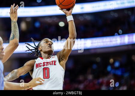 Raleigh, Caroline du Nord, États-Unis. 10 janvier 2024. NC State Wolfpack garde DJ Horne (0) tire contre les North Carolina Tar Heels dans le match de basket-ball ACC au PNC Arena à Raleigh, NC. (Scott Kinser/CSM). Crédit : csm/Alamy Live News Banque D'Images