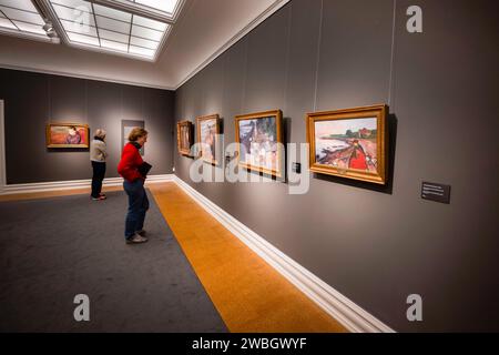 Deux personnes regardent quelques tableaux dans l'exposition de l'artiste Edvar Munch au musée Rasmus Meyer. La collection Rasmus Meyer fait partie du musée d'art de Bergen et abrite une importante collection d'œuvres d'artistes norvégiens. Le musée est logé dans une maison historique dans le centre de la ville et est nommé d'après le marchand distingué R Meyer, qui a fait don de sa collection d'art privée à la ville en 1911. La collection comprend des œuvres de divers artistes du 19e et du début du 20e siècle, avec un accent particulier sur Edvard Munch. Il y a aussi des peintures, des dessins et des estampes d'autres AR norvégiens Banque D'Images