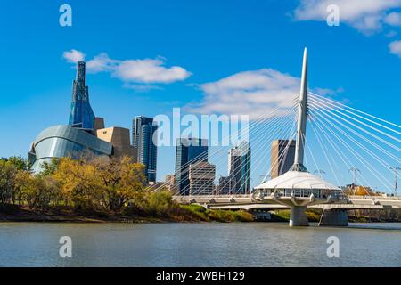 Musée canadien des droits de la personne et pont Provencher à Winnipeg, Canada Banque D'Images