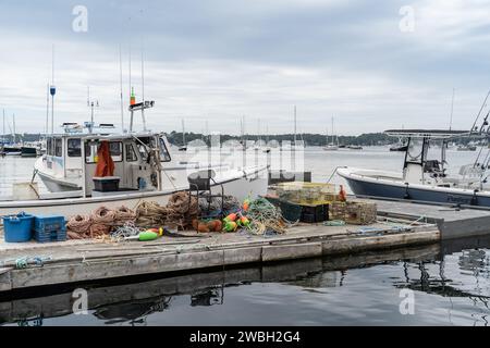 Boothbay Harbor, Maine - 13 juillet 2021 : bateaux à homards avec pièges amarrés à Boothbay Harbor, Maine Banque D'Images