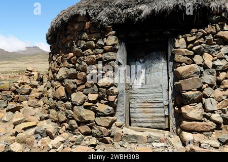 Porte, cabane traditionnelle Basotho, Royaume du Lesotho, construction rurale, construction rocheuse, maison ethnique, conditions de vie primitives, difficultés Banque D'Images