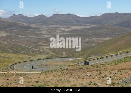 Homme marchant avec des moutons sur la route de campagne, paysage étonnant Royaume du Lesotho, animaux de ferme avec berger à pied, scène africaine rurale Banque D'Images