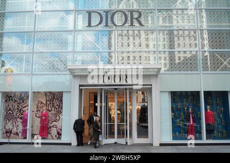 New York, États-Unis. 10 janvier 2024. Les clients quittent un magasin Dior sur la Cinquième Avenue à Manhattan, New York. (Photo de Jimin Kim/SOPA Images/Sipa USA) crédit : SIPA USA/Alamy Live News Banque D'Images