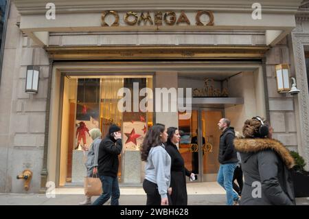 New York, États-Unis. 10 janvier 2024. Les piétons passent devant un magasin Omega sur la Cinquième Avenue à Manhattan, New York. (Photo de Jimin Kim/SOPA Images/Sipa USA) crédit : SIPA USA/Alamy Live News Banque D'Images