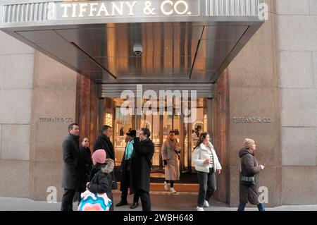 New York, États-Unis. 10 janvier 2024. Les clients quittent un magasin Tiffany & Co. Sur la Cinquième Avenue à Manhattan, New York. Crédit : SOPA Images Limited/Alamy Live News Banque D'Images