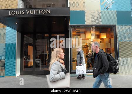 New York, États-Unis. 10 janvier 2024. Les piétons passent devant un magasin Louis Vuitton sur la Cinquième Avenue à Manhattan, New York. Crédit : SOPA Images Limited/Alamy Live News Banque D'Images