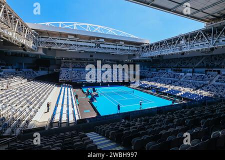 Melbourne, Victoria, Australie. 11 janvier 2024. MELBOURNE, AUSTRALIE - JANVIER 11 : Carlos Alcaraz d'Espagne termine une séance d'entraînement avec Stan Wawrinka de Suisse avant l'Open d'Australie 2024 à Melbourne Park le 11 janvier 2024 à Melbourne, Australie. (Image de crédit : © Chris Putnam/ZUMA Press Wire) USAGE ÉDITORIAL SEULEMENT! Non destiné à UN USAGE commercial ! Banque D'Images