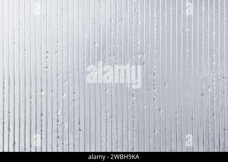 Polycarbonate, structure de mur de serre transparente avec des gouttes d'eau dessus, texture de photo de fond Banque D'Images