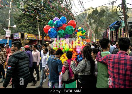 Vendeur de ballons, Mega Festival, Dussehra Festivals, Dhalpur Ground, Kullu, Himachal Pradesh, Inde, Asie Banque D'Images