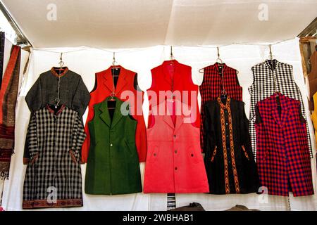 Boutique de vestes artisanales, Mega Festival, Dussehra Festivals, Dhalpur Ground, Kullu, Himachal Pradesh, Inde, Asie Banque D'Images