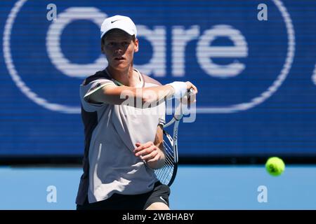 11 janvier 2024 : MELBOURNE, AUSTRALIE - 11 JANVIER : Jannik Sinner d'Italie en route pour battre Casper Ruud de Norvège le deuxième jour du Kooyong Classic 2024 à Kooyong le 11 janvier 2024 à Melbourne, Australie. (Image de crédit : © Chris Putnam/ZUMA Press Wire) USAGE ÉDITORIAL SEULEMENT! Non destiné à UN USAGE commercial ! Banque D'Images