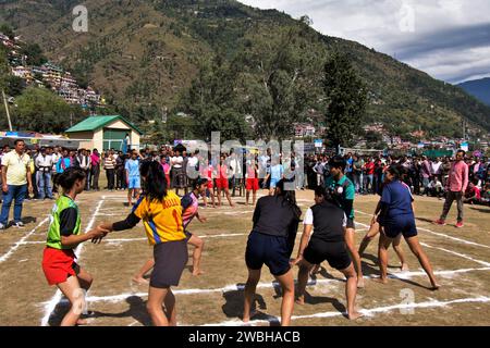 Femmes jouant le sport Kabbadi, Mega Festival, Dussehra Festivals, Dhalpur Ground, Kullu, Himachal Pradesh, Inde, Asie Banque D'Images