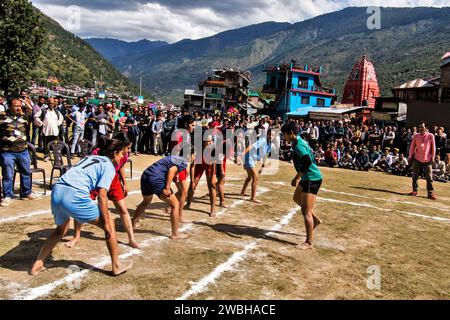 Femmes jouant le sport Kabbadi, Mega Festival, Dussehra Festivals, Dhalpur Ground, Kullu, Himachal Pradesh, Inde, Asie Banque D'Images