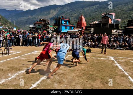 Femmes jouant le sport Kabbadi, Mega Festival, Dussehra Festivals, Dhalpur Ground, Kullu, Himachal Pradesh, Inde, Asie Banque D'Images