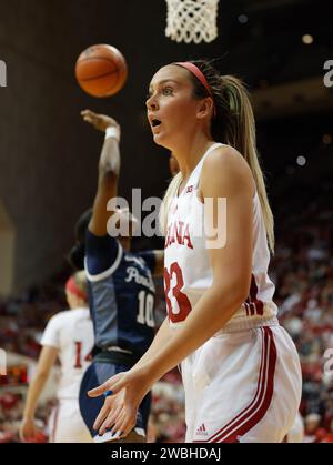 Bloomington, États-Unis. 10 janvier 2024. Sydney Parrish (33), garde des Indiana Hoosiers, réagit lors du match de basket-ball féminin de la NCAA entre Indiana Hoosiers et Penn State Lady Lions au Simon Skjodt Assembly Hall. Score final ; Indiana Hoosiers 75:67 Penn State. Crédit : SOPA Images Limited/Alamy Live News Banque D'Images