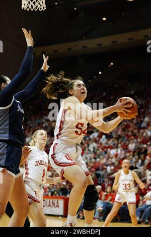 Bloomington, États-Unis. 10 janvier 2024. L'attaquant de l'Indiana Hoosiers Mackenzie Holmes (54) est en action lors du match de basket-ball féminin de la NCAA entre les Indiana Hoosiers et les Lady Lions de Penn State au Simon Skjodt Assembly Hall. Score final ; Indiana Hoosiers 75:67 Penn State. (Photo de Jeremy Hogan/SOPA Images/Sipa USA) crédit : SIPA USA/Alamy Live News Banque D'Images