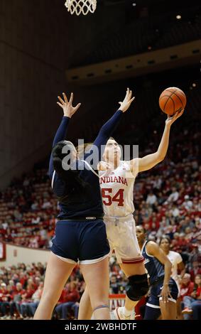 Bloomington, États-Unis. 10 janvier 2024. L'attaquant de l'Indiana Hoosiers Mackenzie Holmes (54) est en action lors du match de basket-ball féminin de la NCAA entre les Indiana Hoosiers et les Lady Lions de Penn State au Simon Skjodt Assembly Hall. Score final ; Indiana Hoosiers 75:67 Penn State. (Photo de Jeremy Hogan/SOPA Images/Sipa USA) crédit : SIPA USA/Alamy Live News Banque D'Images