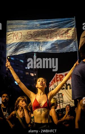 Buenos Aires, Buenos Aires, Argentine. 10 janvier 2024. Les assemblées d’artistes, d’étudiants et de travailleurs culturels rejettent le décret d’urgence nationale, la loi omnibus et le protocole répressif imposé par le gouvernement néolibéral Javier Milei. Les manifestations ont eu lieu devant le Congrès national, à Buenos Aires, et quarante autres villes du pays en préparation de la grève nationale qui aura lieu le 24 janvier. (Image de crédit : © Daniella Fernandez Realin/ZUMA Press Wire) USAGE ÉDITORIAL SEULEMENT! Non destiné à UN USAGE commercial ! Banque D'Images