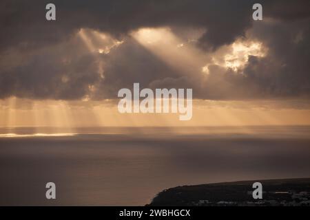 Faisceaux lumineux se réfléchissant sur l'océan Indien à travers les nuages près de la côte de l'île de la Réunion. Banque D'Images