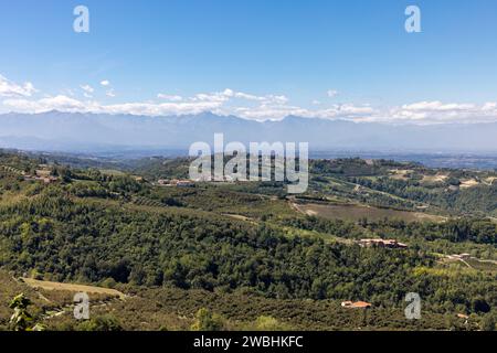 Vue sur les collines Langhe-Roero et les vignobles du Piémont avec les Alpes en arrière-plan. Italie Banque D'Images