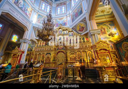 Vue intérieure de l'autel richement peint en or et de diverses peintures d'icônes. A l'Ascension, cathédrale de bois Zenkov dans le parc Panfilov. À Almaty, Kazakh Banque D'Images