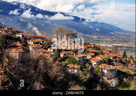 Vue de Palaios Panteleimonas village traditionnel dans le Mont Olympe, Pieria, Grèce. Banque D'Images