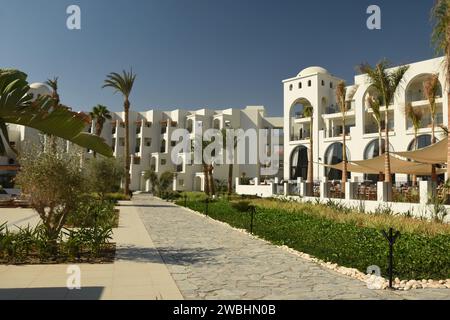 Belle architecture moderne, installation moderne, jardin vert moderne, sur une journée ensoleillée d'été. Banque D'Images